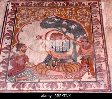 Questo murale del Tempio sui Simbli di Jammu, risalente al XVIII o XIX secolo, raffigura Guru Nanak con i suoi compagni Mardana e Bala, figure chiave nella storia Sikh. Foto Stock