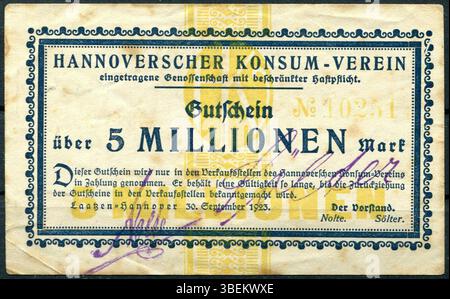 Questo Notgeld emesso dall'Hannover Konsum-Verein nel 1923 è un buono da 5 milioni di marchi. Firmato da Ernst Nolte e August Sölter, è stato utilizzato come valuta di emergenza durante la crisi economica post-bellica in Germania. Foto Stock