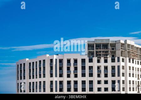 edificio monolitico in costruzione decorato con mattoni Foto Stock