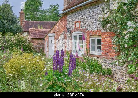 Cottage di campagna inglese e giardino cottage in estate Foto Stock