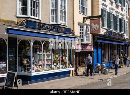 Esterno della libreria Blackwell's e del pub White Horse, Broad Street, Oxford, Inghilterra, Regno Unito Foto Stock