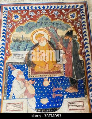 Questo murale, creato intorno al 1890, raffigura Guru Nanak con i suoi compagni Bhai Mardana e Bhai Bala. Si trova nel samadhi di Sardar Bahadur Lal Singh ad Amritsar, in India, all'interno di un cenotafio costruito da suo figlio, Guljar Singh. Foto Stock