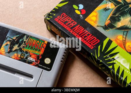 Cartuccia Super Nintendo "Jungle Strike" con scatola di gioco isolata su sfondo vuoto. Solo per uso editoriale. Foto Stock