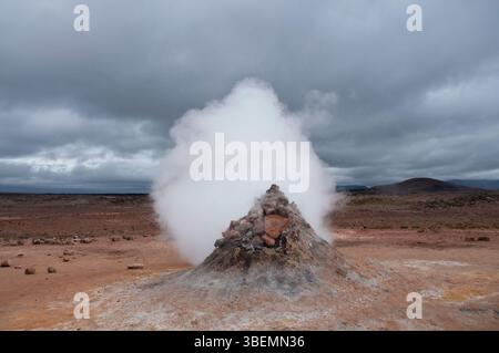 I campi geotermali di Namafjall, Islanda, rivelano un paesaggio drammatico di vapore crescente, che mostra gli intens dell'isola Foto Stock