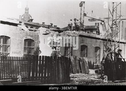 Questa fotografia del 1935 raffigura la distruzione dell'Hôpital de la Charité a Lione, catturando le conseguenze di un evento che ha segnato un momento significativo nella storia della città. Foto Stock