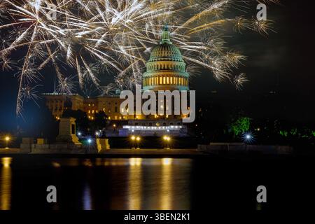 I fuochi d'artificio illuminano il cielo notturno sopra il Campidoglio, celebrando il giorno dell'indipendenza con Washington D.C. Foto Stock