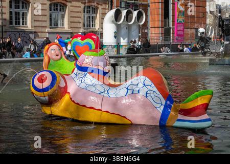 Scultura in movimento dai colori vivaci di Niki de Saint Phalle, ispirata alla composizione la Sirène (la Sirena) in Place Igor Stravinsky, Parigi, Francia Foto Stock