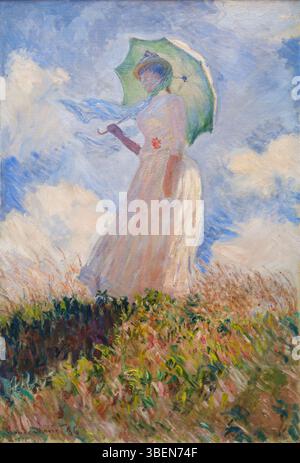 "Femme à l'ombrelle tournée vers la gauche" di Claude Monet, dipinta nel 1886, raffigura una donna che regge un ombrellone in un ambiente vivace, all'aperto, che mostra la maestria di Monet nel catturare luce e movimento. Foto Stock