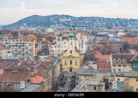 Budapest, Ungheria - 22 marzo 2025: Veduta aerea della Chiesa di Sant'Anna Foto Stock