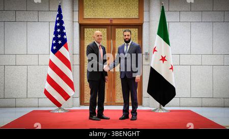 Il presidente ad interim Ahmed al-Sharaa (R) riceve l'inviato speciale degli Stati Uniti per la Siria Thomas Barrack a Damasco, Siria, giovedì 29 maggio 2025. L'ambasciata americana in Siria è stata chiusa dopo la repressione di Assad su una rivolta anti-governativa scoppiata nel 2011 e poi sfociata in una guerra civile. Foto della Syrian Arab News Agency (sana)/UPI Credit: UPI/Alamy Live News Foto Stock