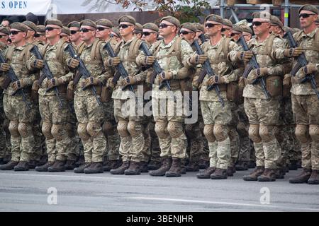 Kiev, Ucraina - 18 agosto 2018: Militari dell'esercito ucraino sulle prove della parata militare tenutasi in occasione dell'anniversario dell'indipendenza Foto Stock