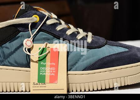 Etichetta salsa Denim sulle scarpe da ginnastica, primo piano del marchio portoghese noto per le calzature di alta qualità e il design moderno Foto Stock