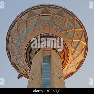 La Milad Tower di Teheran, Iran, è una delle torri più alte del mondo. Foto Stock