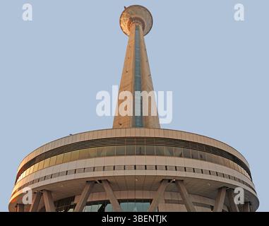 La Milad Tower di Teheran, Iran, è una delle torri più alte del mondo. Foto Stock