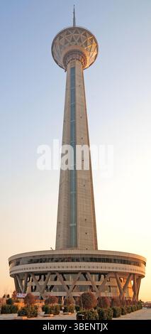 La Milad Tower di Teheran, Iran, è una delle torri più alte del mondo. Foto Stock