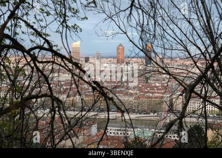 Vista panoramica di Lione attraverso gli alberi Foto Stock
