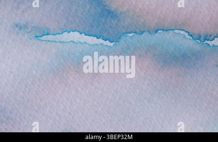 Colorato acquerello che si fonde con morbide nuvole contro un cielo delicato all'alba Foto Stock