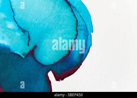 Stupenda arte ad acquerello con blu fluente e intensi accenti Bordeaux su carta bianca Foto Stock