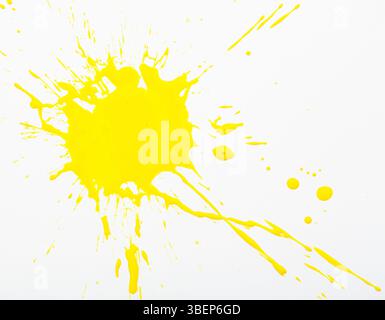Macchie di colore giallo sulla carta, immagine artistica colorata su sfondo bianco Foto Stock