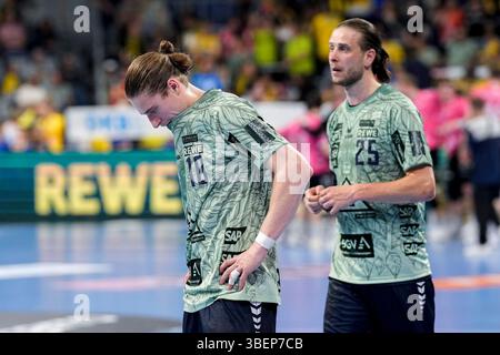 Mannheim, Germania. 29 maggio 2025. v.li.: Juri Knorr (RNL, 10), Olle Forsell Schefvert (RNL, 25), Spieler der Rhein-Neckar-Löwen, Enttäuschung die Niederlage, enttäuscht über nach dem Schlusspfiff, highlight, Verlierer, verloren, frustrazione, deluso, pessimistisch, 29.05.2025, Mannheim (Deutschland), Handball, Bundesliga, Rhein-Neckar Löwen - TVB Stoccarda credito: dpa/Alamy Live News Foto Stock