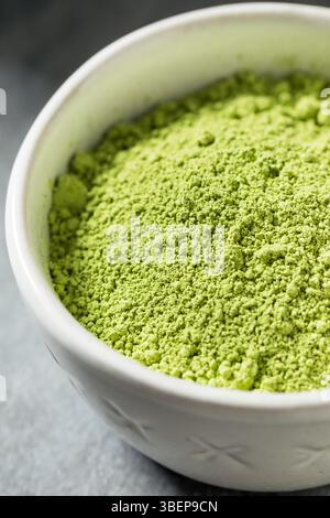 Polvere di Matcha giapponese verde cruda biologica con una frusta Foto Stock