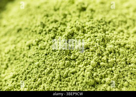 Polvere di Matcha giapponese verde cruda biologica con una frusta Foto Stock