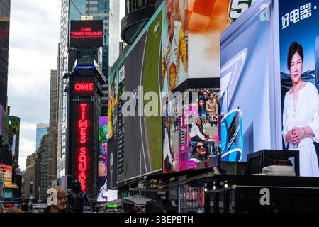 I cartelloni pubblicitari elettronici di Times Square sono sempre illuminati, New York City, USA 2025 Foto Stock