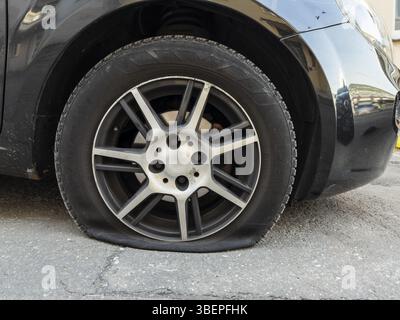 Uno pneumatico sgonfio su un'auto, Wuppertal, Germania, Europa Foto Stock