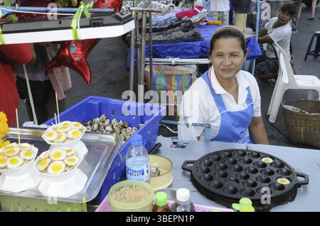 Uova di quaglia sul mercato tailandese (&lt, /i&gt, origine:&lt, i&gt, Coturnix coturnix) Foto Stock