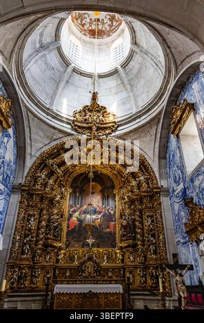 Interno della Chiesa della Misericordia, un capolavoro di stile barocco ricostruito tra il 1716 e il 1724, a Viana do Castelo, Portogallo Foto Stock