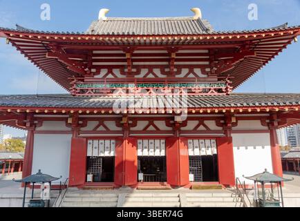 Famoso complesso di edifici buddisti in legno rosso presso il Tempio buddista Shi-Tennoji a Osaka in Giappone Foto Stock