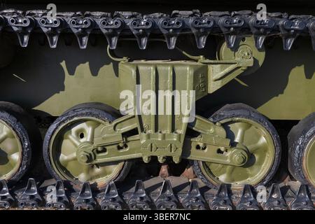 Primo piano dei binari del memoriale dei carri armati Sherman M4A2 ad Arromanches-les-Bains, Calvados, Normandia, Francia Foto Stock