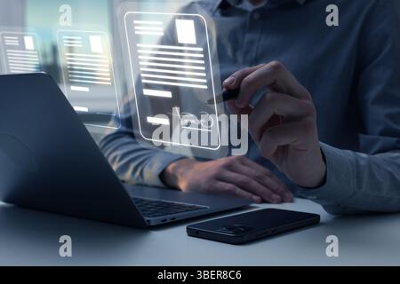 Uomo che firma un documento elettronico con la penna stilo sullo schermo virtuale sopra il laptop, primo piano Foto Stock