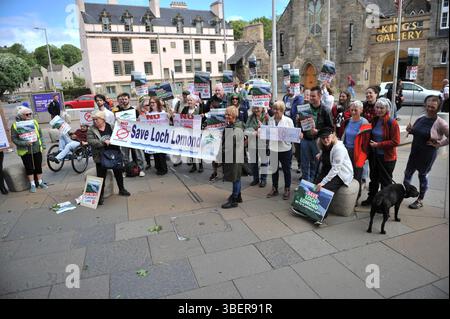 Edimburgo, Regno Unito. 29 maggio 2025 - i manifestanti sono visti in posa per i fotografi mentre tenevano striscioni e cartelli alla protesta fuori dal Parlamento. I manifestanti si sono riuniti all'esterno del Parlamento scozzese per protestare contro la decisione del governo scozzese di approvare il mega-resort di Flamingo Land da costruire sulle banche e sui dintorni di Loch Lomond nonostante le proteste pubbliche che hanno portato a 156.042 voti contro i piani. Foto Stock