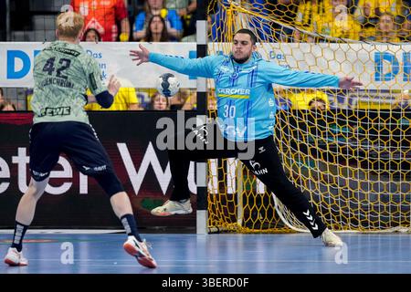 Mannheim, Germania. 29 maggio 2025. v.li.: Jon Lindenchrone Andersen (RNL, 42), Samir Bellahcene (Torwart, TVB, 30), Aktion, Action, Spielszene, 29.05.2025, Mannheim (Deutschland), pallamano, Bundesliga, Rhein-Neckar Löwen - TVB Stoccarda credito: dpa/Alamy Live News Foto Stock