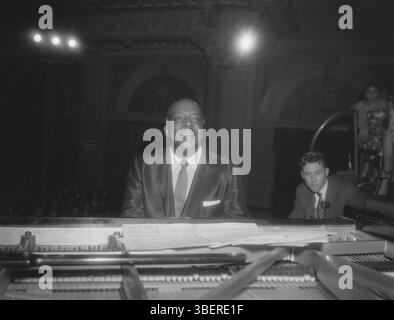 7 marzo 1959, Amsterdam Paesi Bassi. Concerto notturno del conte Basie al Concertgebouw di Amsterdam, il conte Basie al pianoforte. Fotografia d'archivio dei musicisti jazz americani. Fonte: Nationaal Archief Foto Stock