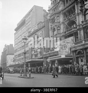 Londra anni '1940: Fare la fila per il cinema Empire che mostra via col vento, intorno al 1947. Fotografia d'archivio della Gran Bretagna post-seconda guerra mondiale. Foto di Willem van de poll Foto Stock