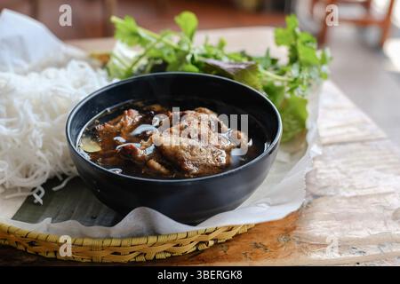 Bun cha Hanoi con polpette di maiale alla griglia, un cestino di erbe fresche e spaghetti di riso al VN Street Foods, un ristorante vietnamita del nord a Marrickville Foto Stock