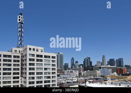 LOS ANGELES, CALIFORNIA - 19 MAGGIO 2025: Il Bendix Building nel Fashion District con lo skyline di Los Angeles in lontananza. Foto Stock