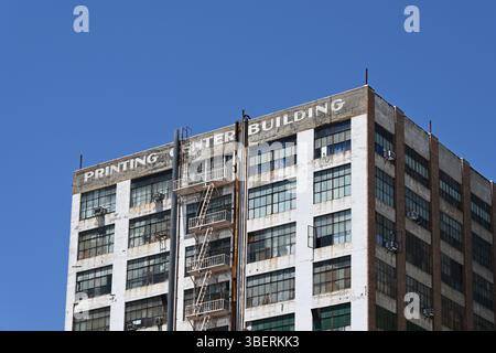 LOS ANGELES, CALIFORNIA - 19 MAGGIO 2025: The Printing Center Building nel Fashion District di Downtown Los Angeles. Foto Stock