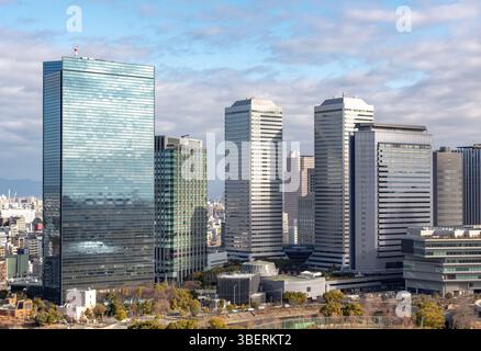 Edifici dello skyline della città di Osaka presi dal punto panoramico del castello di Osaka. Foto scattata in una giornata nuvolosa a Osaka in Giappone Foto Stock