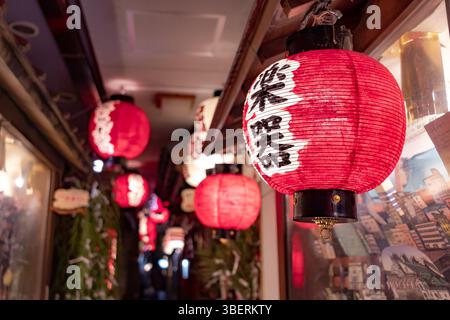 Lanterne rosse in stile tradizionale posizionate nel centro di Dotonbori, Osaka, Giappone. Foto Stock