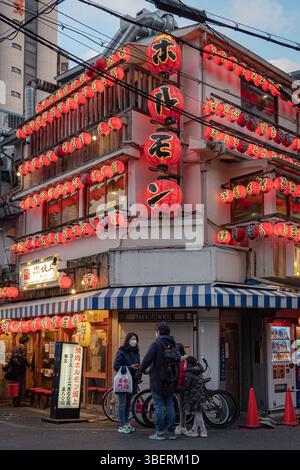 Edificio coperto da lanterne rosse situato nel quartiere Dotonbori di Osaka in Giappone Foto Stock