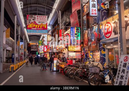 Insegne colorate illuminate al neon in un mercato nel quartiere di Dotonbori a Osaka in Giappone. Foto scattata la sera di notte Foto Stock