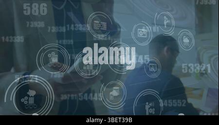 Immagine di icone finanziarie che cadono sulla persona che utilizza lo smartphone Foto Stock