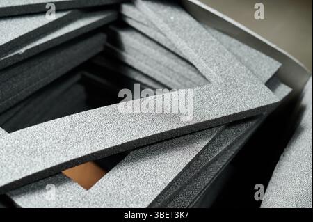 Creazione di confezioni regalo personalizzate con montature in schiuma progettate per il riempimento e la protezione sicuri in varie forme e dimensioni Foto Stock