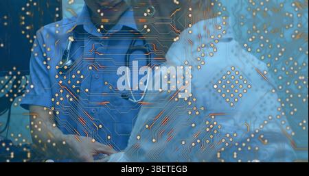 Connessioni a microprocessore contro medico maschio asiatico che esamina la donna anziana caucasica in ospedale Foto Stock