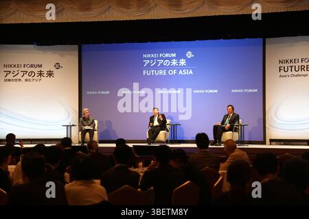 Tokyo, Giappone.29 maggio 2025. Zhu Guangyao (C), ex Vice Ministro delle Finanze cinese, e Luo Zhaohui (R), ex presidente dell'Agenzia cinese per la cooperazione allo sviluppo (CIDCA), partecipano al 30° Nikkei Forum "il futuro dell'Asia" il 29 maggio 2025 a Tokyo, Giappone. Il forum proseguirà fino a maggio 30. Credito: Zhu Chenxi/China News Service/Alamy Live News Foto Stock
