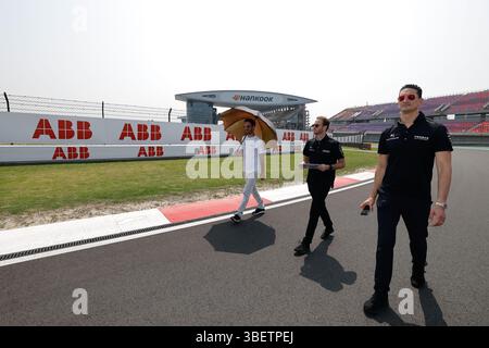 VERGNE Jean-Eric (fra), DS Penske, DS e-Tense FE25, ritratto, driver track walk, durante l'ePrix di Shanghai, decimo e undicesimo round del campionato mondiale ABB FIA Formula e 2024-25, sul circuito internazionale di Shanghai dal 31 maggio al 1 giugno 2025 a Shanghai, Cina Foto Stock