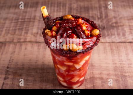 Un bicchierino pazzesco, una miscela di ingredienti dolci, salati e speziati. Spuntino tipico dal Messico. Foto Stock